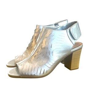 NWT - WILD PAIR Silver Women's Heeled 👠Sandals